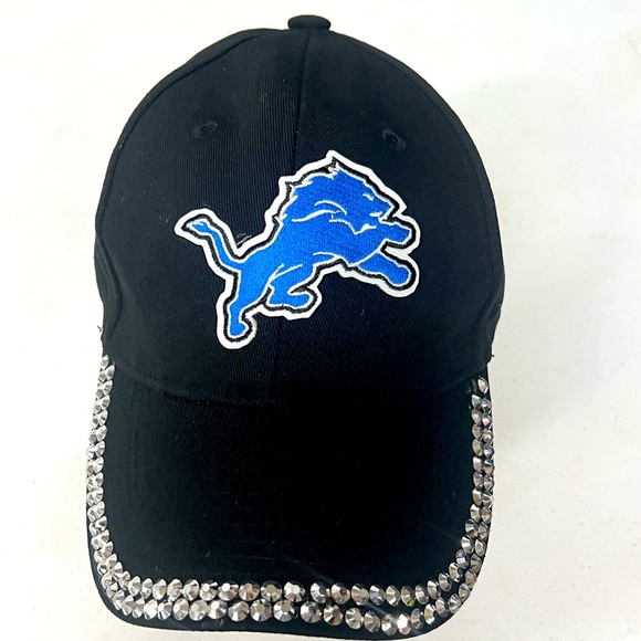 Detroit Lions Black Cap with Blue Lion and Rhinestones - Picture 1 of 3